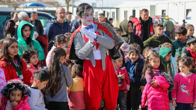 Malatya'da depremzede çocuklar tiyatro oyunu izledi