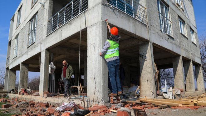Malatya'da inşaat mühendisleri binalarda hasar tespit çalışması yapıyor