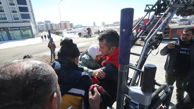 Malatya'da yatağa bağımlı hasta, itfaiyenin merdivenle ulaştığı evinden tahliye edildi