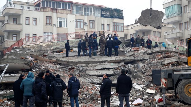 Malatya'da yıkılan binalarda arama kurtarma çalışmaları sürüyor