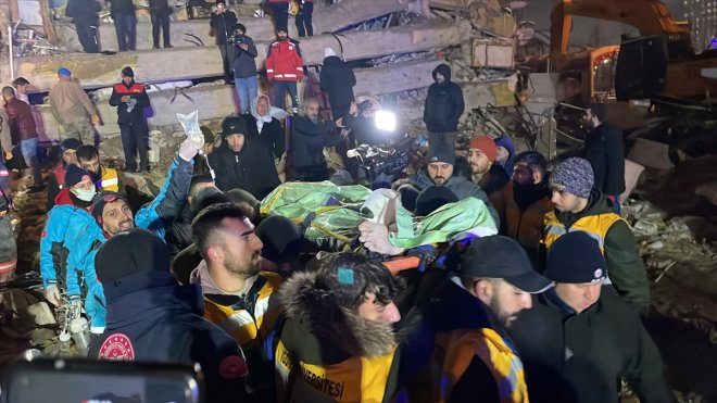 Malatya'da yıkılan binanın enkazından yaklaşık 19 saat sonra 1 kişi kurtarıldı