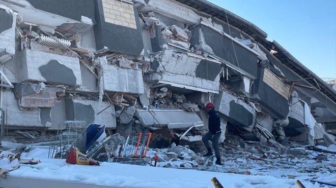 Malatya'da yıkılan evin sabit telefon hattının cevap vermesi üzerine enkazda arama başlatıldı