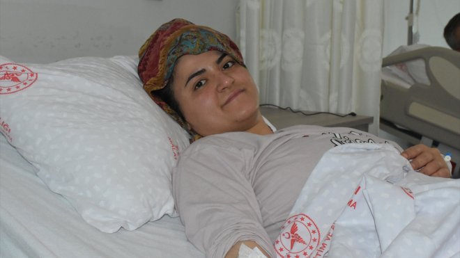 Malatya'daki depremde enkazdan çıkarılan baba ve kızından "hasarlı eve girmeyin" çağrısı