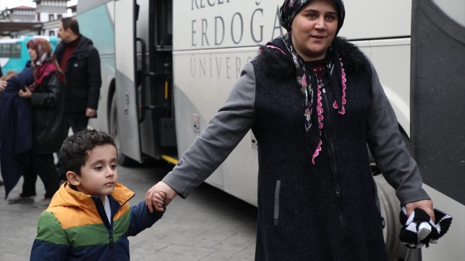 Malatya'dan 61 depremzede Rize'ye geldi