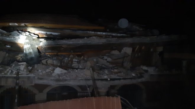 MALATYA - Deprem sonrası boşaltılan 3 katlı bina yıkıldı1