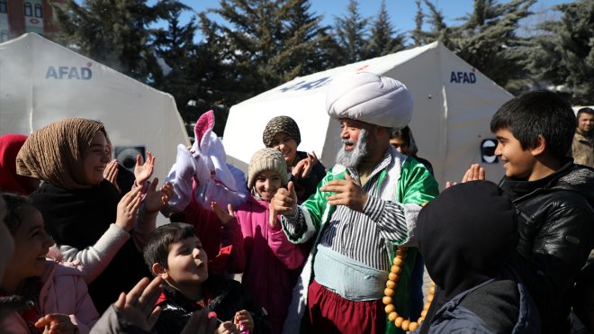 MALATYA - Depremde yakınlarını yitiren tiyatrocular, çocuklar gülsün diye sahnede1