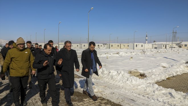 Depremden etkilenen Malatya'da konteyner kent kuruyorlar