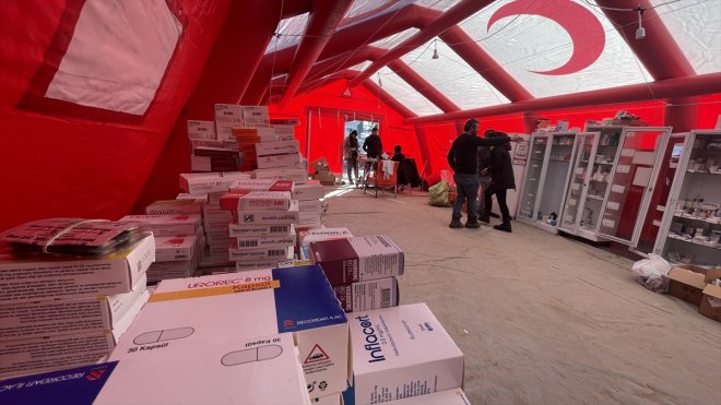 Depremin vurduğu ilçesini terk etmeyen eczacı, çadırda hizmetini sürdürüyor