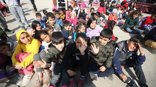Depremzede çocuklar 'Rafadan Tayfa' ile moral buluyor
