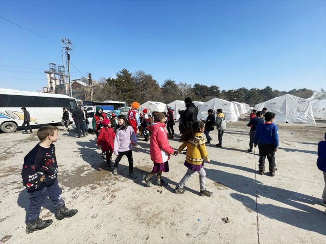 Depremzede çocuklara palyaçolu rehabilitasyon