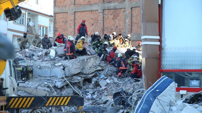 MALATYA - Depremzede itfaiyeciler acılarını unutup can kurtarmayı sürdürüyor1