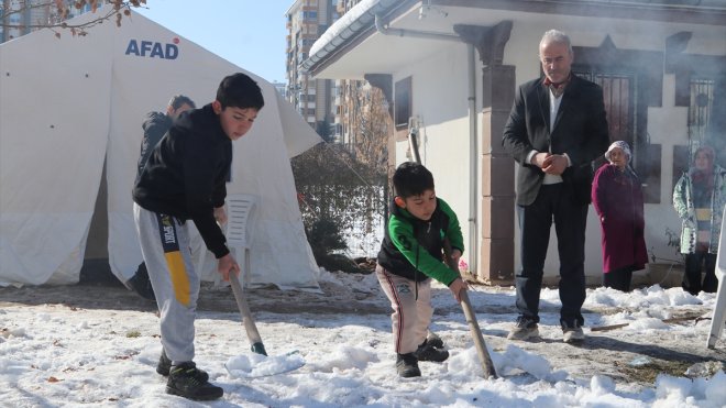 Depremzede kardeşlere Arda Güler morali