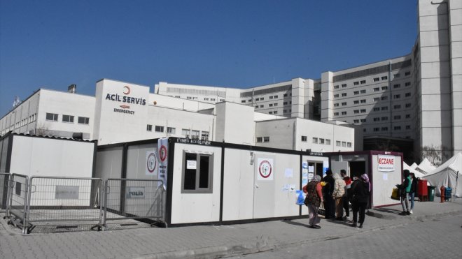 Depremzede ve gönüllü eczacılar meslek dayanışmasıyla ilaç hizmeti veriyor