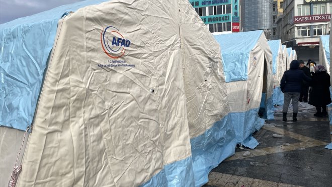Malatya'da depremzedeler için AFAD tarafından çadır kurulumu sürüyor