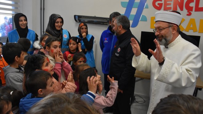 MALATYA - Diyanet İşleri Başkanı Erbaş, depremzede çocuklarla buluştu1