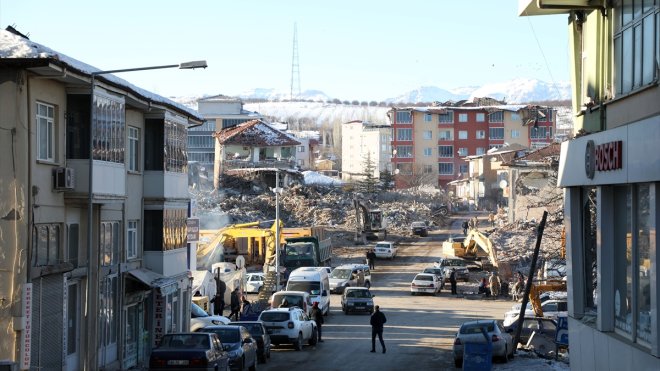 Malatya Doğanşehir'de yaralar sarılmaya çalışılıyor