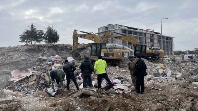 Malatya'da enkaz kaldırma çalışmaları başladı