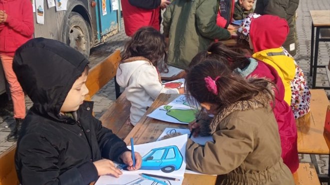 Gezici kütüphane otobüsüyle çocukların deprem korkusunu atlatmalarına katkı sunuluyor