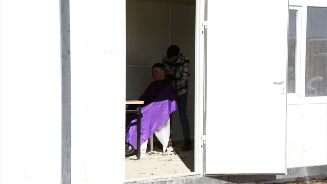 Gönüllü berber ve kuaförler Malatya'da depremzedelere hizmet sunuyor