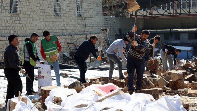 Gönüllüler, depremzedeler için odun kırıyor