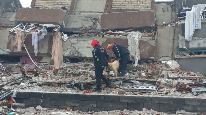 Malatya'da hasarlı binada kurtarma çalışması yapan ekipler enkazın altında kaldı