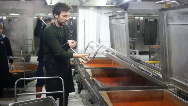 İtalyan şef Danilo, Malatya'da depremzedeler için mutfağa girdi