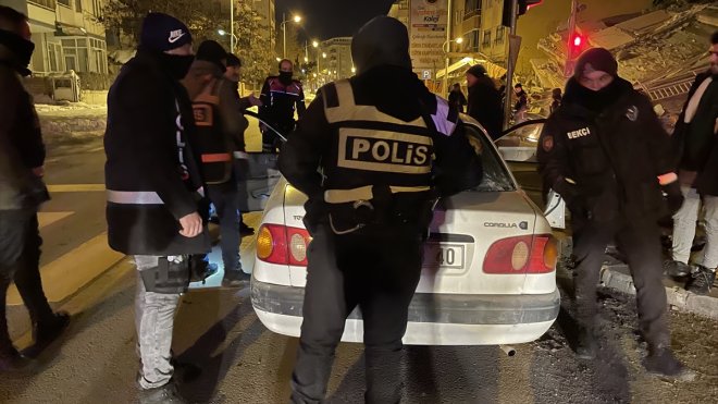 Kolluk kuvvetleri, deprem nedeniyle boşaltılan bölgelerde denetim yapıyor