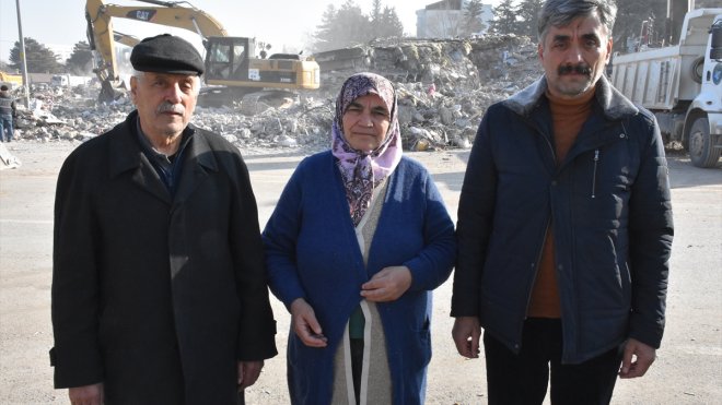 Malatyalı yaşlı çift çıkartıldıkları enkazın kaldırılmasını üzüntüyle izliyor