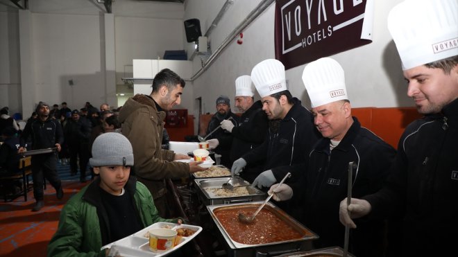 MALATYA - Oluşturulan çadır kentlerde depremzedelerin yaraları sarılıyor1