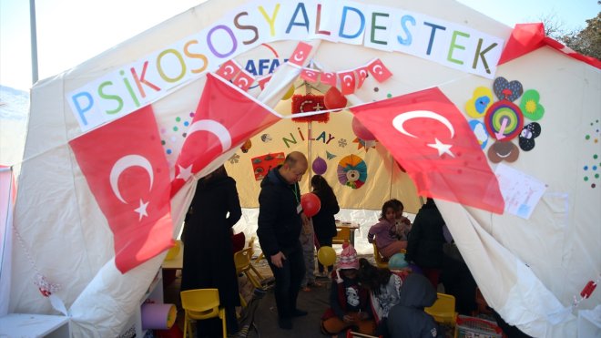 Türk bayrakları ve balonlarla süslenen çadırlarda depremzede çocuklara moral veriliyor