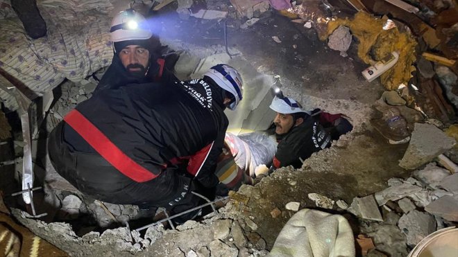 Van'dan deprem bölgesine giden ekipler enkaz altından 9 kişiyi kurtardı