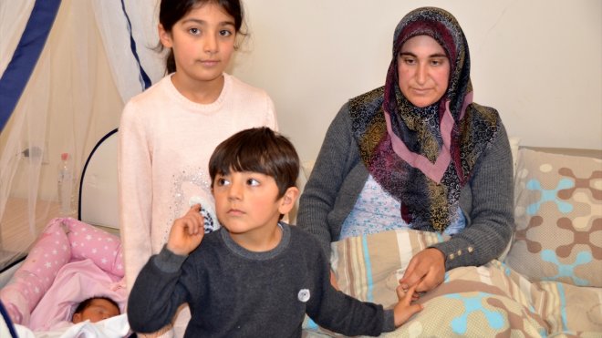 Adıyamanlı depremzede hamile kadın, Muş'ta bebeğini kucağına aldı