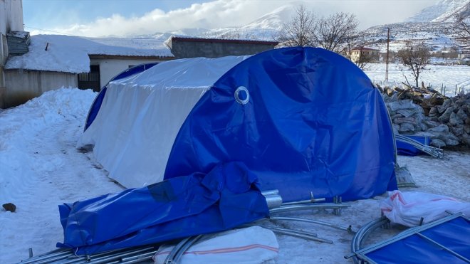 Kahramanmaraş'ta besicilere hayvanları için çadır ve branda dağıtıldı