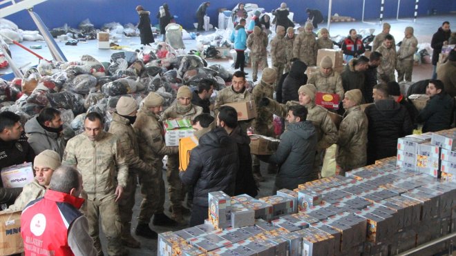 Malazgirt'te depremzedeler için yardım çalışmaları devam ediyor