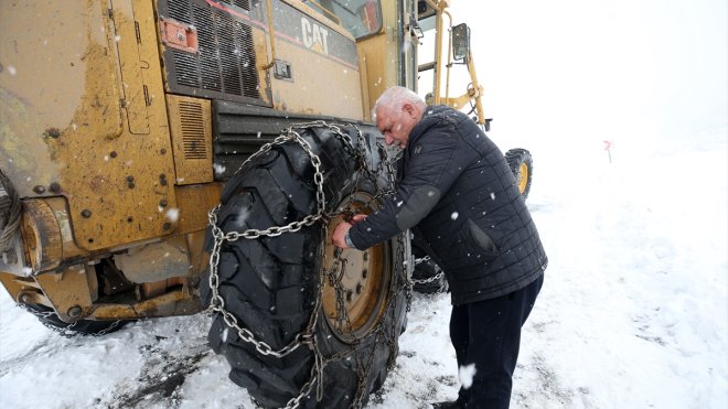 Meslek hayatında iki kez çığ altında kalan operatör 37 yıldır özveriyle çalışıyor