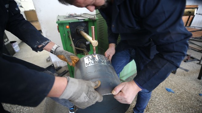 Muş'ta meslek lisesi öğrencileri, depremzedeler için soba üretiyor