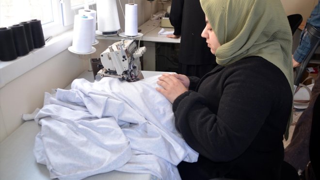 Muş'ta bedensel engelli kursiyerler depremzedeler için kıyafet dikiyor