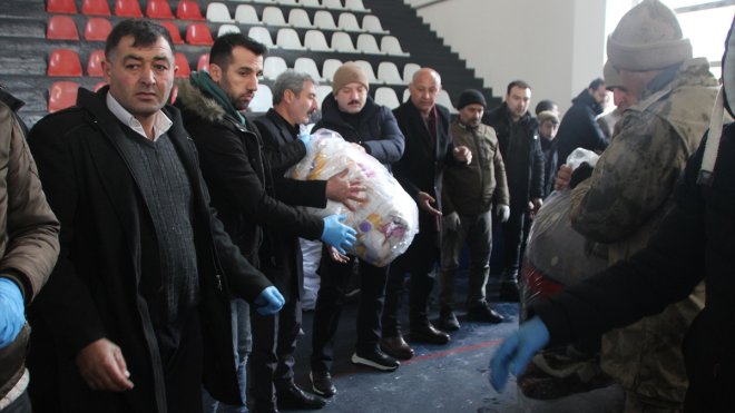 Muş'ta deprem bölgesine yardımlar sürüyor