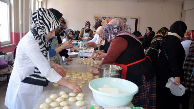 Muş'ta gönüllü kadınlar, "asrın felaketi"nden etkilenenler için pasta ve kek üretiyor