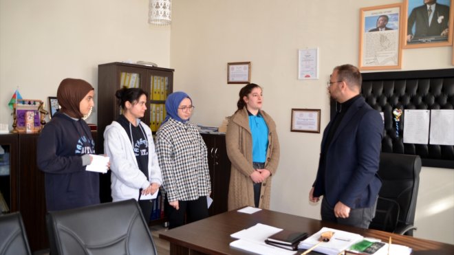 Muş'ta lise öğrencilerinden depremzedelere yardım