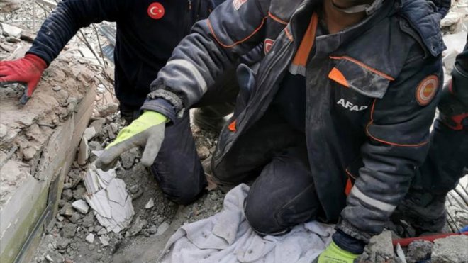 Muş'tan deprem bölgesine giden AFAD ekibi, enkaz altından 2 kişiyi kurtardı