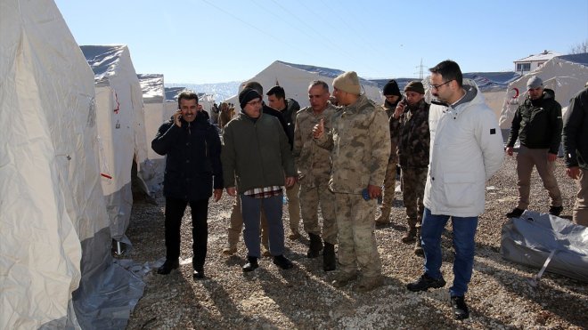 Muş'tan deprem bölgesine giden Mehmetçik'ten depremzedelere şefkat eli