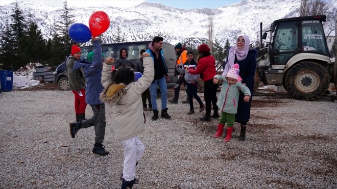 Muş'tan Kahramanmaraş'a giden gençler depremzede çocukları eğlendiriyor