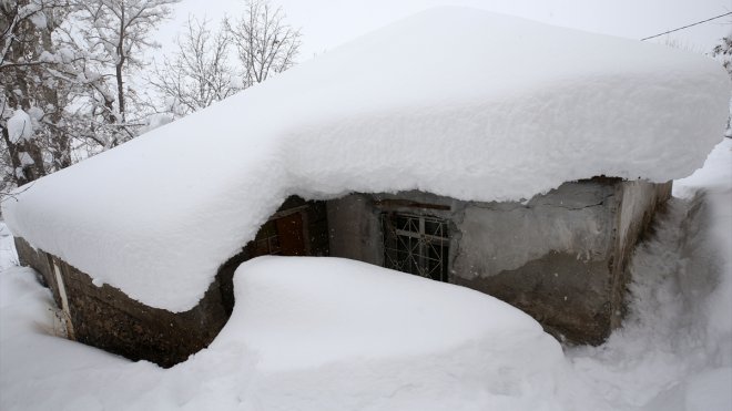 Muş'ta tek katlı evler ve araçlar karla kaplandı