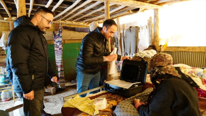 Muş Valisi Gündüzöz, 83 yaşındaki depremzede kadının pasaport talebini yerine getirdi