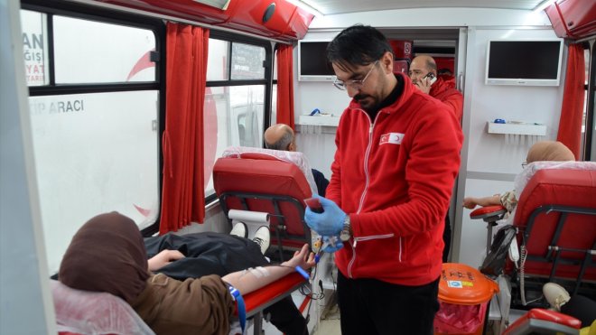 Muş'ta vatandaşlar deprem bölgesi için kan bağışında bulunuyor