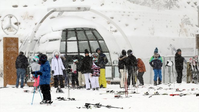Palandöken'de yoğun kar turizmcilerin yüzünü güldürdü