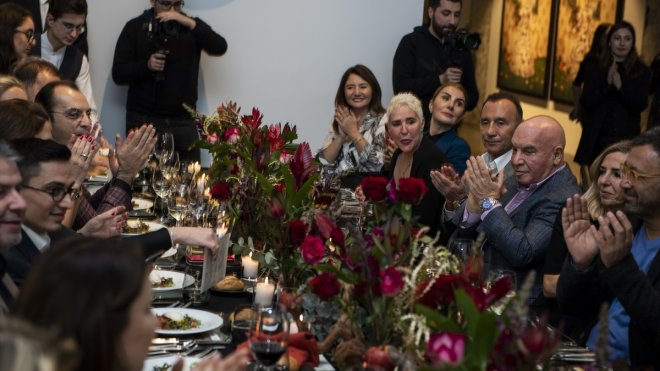 Sanatseverler, "Dudaklarımı Öp Kalbimi Hançerle" sergisi için düzenlenen özel davette buluştu