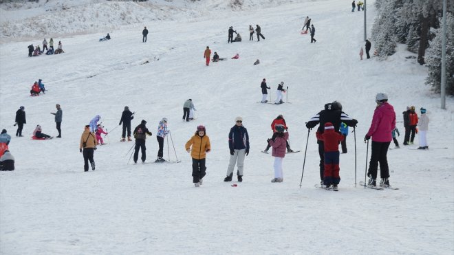 Sarıçam ormanları arasındaki Cıbıltepe'de kayak sezonu başladı