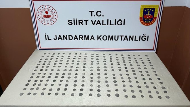 Siirt'te bir kişinin belinde sakladığı poşette 350 gümüş sikke bulundu